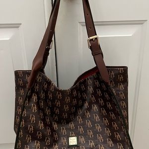 Dooney & Burke large leather Tote. Like new no damage.